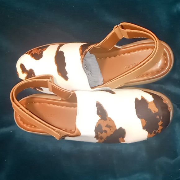 Gorgeous Animal Print Aerosoles Mules. - Picture 3 of 10